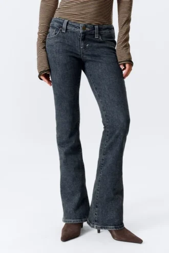 Jeans mit niedriger Leibhöhe, geschwungenem Einsatz und ausgestelltem Bein – Desert Blue – Dunkelblau