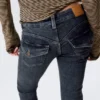 Jeans mit niedriger Leibhöhe, geschwungenem Einsatz und ausgestelltem Bein – Desert Blue – Dunkelblau Jeans mit niedriger Leibhöhe, geschwungenem Einsatz und ausgestelltem Bein – Desert Blue – Dunkelblau