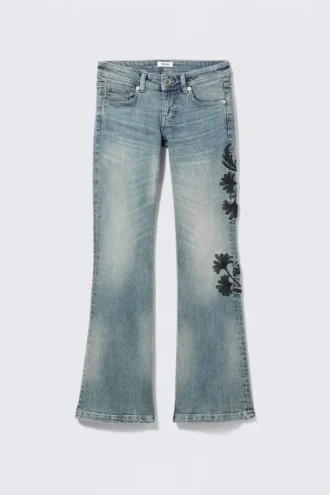 Jeans mit niedriger Leibhöhe, regulärer Passform und Bootcut – Perseus Blue – Mittelblau