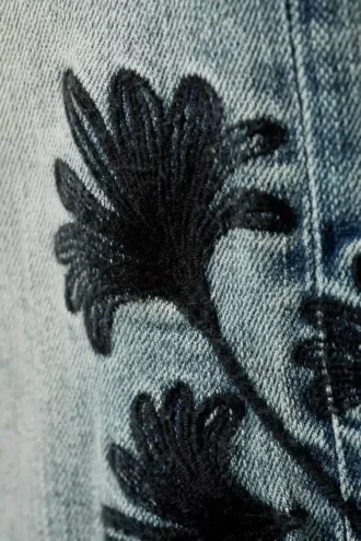 Jeans mit niedriger Leibhöhe, regulärer Passform und Bootcut – Perseus Blue – Mittelblau