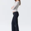 Jeans mit niedriger Leibhöhe, schmalem Schnitt und ausgestelltem Bein – Blue Rinse – Dunkelblau Jeans mit niedriger Leibhöhe, schmalem Schnitt und ausgestelltem Bein – Blue Rinse – Dunkelblau