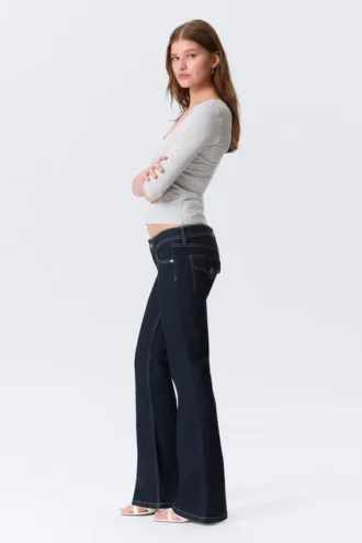 Jeans mit niedriger Leibhöhe, schmalem Schnitt und ausgestelltem Bein – Blue Rinse – Dunkelblau