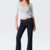 Jeans mit niedriger Leibhöhe, schmalem Schnitt und ausgestelltem Bein – Blue Rinse – Dunkelblau Jeans mit niedriger Leibhöhe, schmalem Schnitt und ausgestelltem Bein – Blue Rinse – Dunkelblau