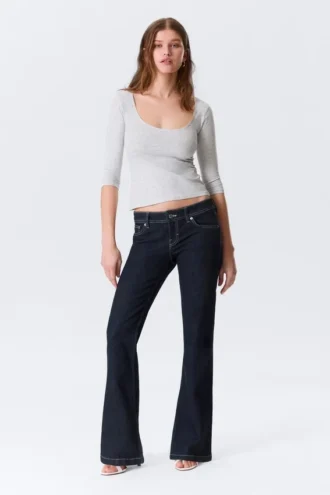 Jeans mit niedriger Leibhöhe, schmalem Schnitt und ausgestelltem Bein – Blue Rinse – Dunkelblau