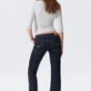 Jeans mit niedriger Leibhöhe, schmalem Schnitt und ausgestelltem Bein – Blue Rinse – Dunkelblau Jeans mit niedriger Leibhöhe, schmalem Schnitt und ausgestelltem Bein – Blue Rinse – Dunkelblau