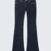 Jeans mit niedriger Leibhöhe, schmalem Schnitt und ausgestelltem Bein – Blue Rinse – Dunkelblau Jeans mit niedriger Leibhöhe, schmalem Schnitt und ausgestelltem Bein – Blue Rinse – Dunkelblau