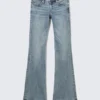 Jeans mit niedriger Leibhöhe, schmaler Passform und ausgestelltem Bein – Fresh Blue – Medium Blue