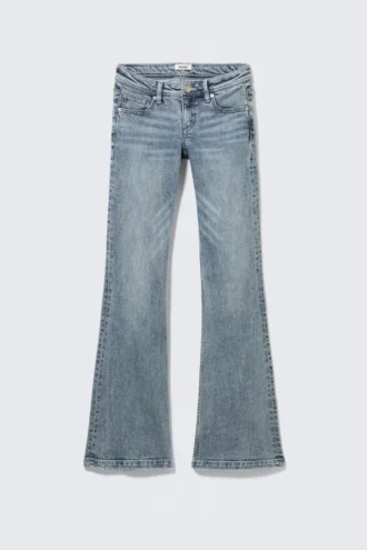 Jeans mit niedriger Leibhöhe, schmaler Passform und ausgestelltem Bein – Fresh Blue – Medium Blue Jeans mit niedriger Leibhöhe, schmaler Passform und ausgestelltem Bein – Fresh Blue – Medium Blue
