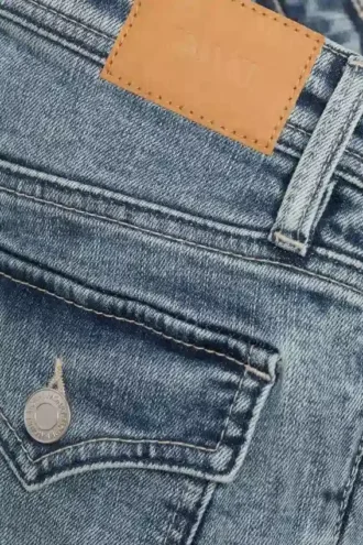 Jeans mit niedriger Leibhöhe, schmaler Passform und ausgestelltem Bein – Fresh Blue – Medium Blue Jeans mit niedriger Leibhöhe, schmaler Passform und ausgestelltem Bein – Fresh Blue – Medium Blue