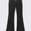 Jeans mit niedriger Leibhöhe, schmaler Passform und ausgestelltem Bein – Tinten-Schwarz – Schwarz