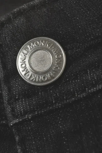 Jeans mit niedriger Leibhöhe, schmaler Passform und ausgestelltem Bein – Tinten-Schwarz – Schwarz Jeans mit niedriger Leibhöhe, schmaler Passform und ausgestelltem Bein – Tinten-Schwarz – Schwarz