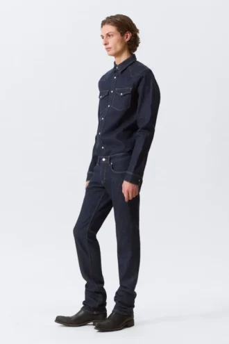 Jeans mit niedriger Leibhöhe und schmalem Bein – Blue Rinse – Dunkelblau