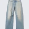 Jeans mit schrägem Schnitt, niedriger Taille und weitem Barrel – Port Blue – Hellblau Jeans mit schrägem Schnitt, niedriger Taille und weitem Barrel – Port Blue – Hellblau