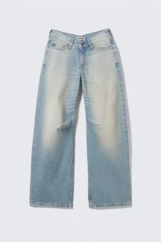 Jeans mit schrägem Schnitt, niedriger Taille und weitem Barrel – Port Blue – Hellblau