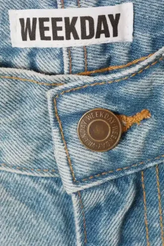 Jeans mit schrägem Schnitt, niedriger Taille und weitem Barrel – Port Blue – Hellblau