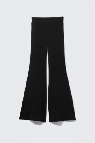 Jerseyhose mit niedriger Leibhöhe und ausgestelltem Bein – Schwarz