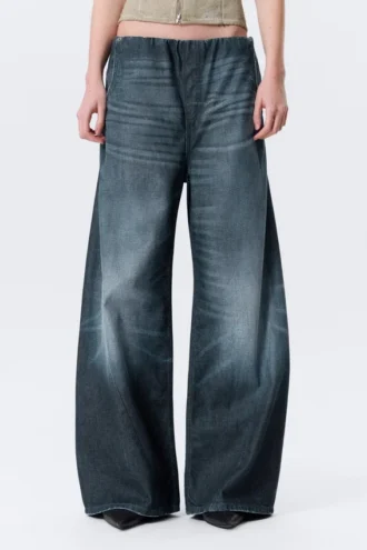 Jogginghose aus Denim mit niedriger Leibhöhe und lockerer Passform – Mittelblau – Dunkelblau