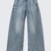 Jogginghose aus Denim mit niedriger Leibhöhe und lockerer Passform – Torn Blue – Medium Blue
