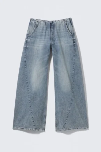 Jogginghose aus Denim mit niedriger Leibhöhe und lockerer Passform – Torn Blue – Medium Blue
