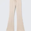 Jogginghose mit mittlerer Leibhöhe, Biesen und ausgestelltem Bein – Hellbeige Jogginghose mit mittlerer Leibhöhe, Biesen und ausgestelltem Bein – Hellbeige