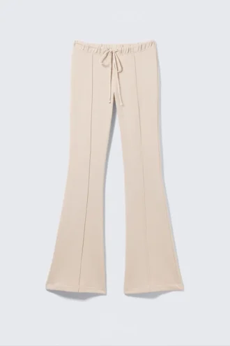 Jogginghose mit mittlerer Leibhöhe, Biesen und ausgestelltem Bein – Hellbeige Jogginghose mit mittlerer Leibhöhe, Biesen und ausgestelltem Bein – Hellbeige