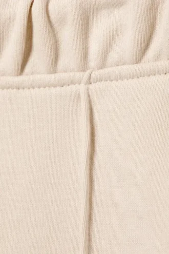 Jogginghose mit mittlerer Leibhöhe, Biesen und ausgestelltem Bein – Hellbeige Jogginghose mit mittlerer Leibhöhe, Biesen und ausgestelltem Bein – Hellbeige