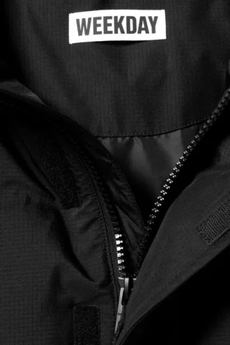 Kapuzen-Daunenjacke mit Kunstfellbesatz – Schwarz