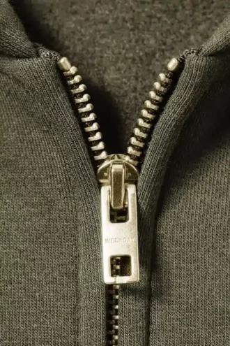 Kapuzenpullover mit Reißverschluss in lockerer Passform – gewaschen, dunkelgrün Kapuzenpullover mit Reißverschluss in lockerer Passform – gewaschen, dunkelgrün