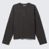 Kastenförmiges Henley-T-Shirt mit langen Ärmeln – Dunkelgrau