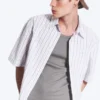 Kastiges Baumwollhemd mit kurzen Shorts – Gestreift, helles Staubbeige Kastiges Baumwollhemd mit kurzen Shorts – Gestreift, helles Staubbeige