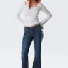 Katsumi Low-Rise-Jeans mit ausgefransten Beinen – Summit Blue – Dunkelblau