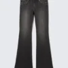 Katsumi Low-Rise-Jeans mit schmalem, ausgestelltem Bein – Phantom Black – Schwarz