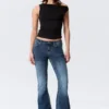 Katsumi Low Rise Slim Flared Leg Jeans – Peak Blue – Mittelblau