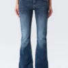Katsumi Low Rise Slim Flared Leg Jeans – Peak Blue – Mittelblau