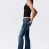 Katsumi Low Rise Slim Flared Leg Jeans – Peak Blue – Mittelblau