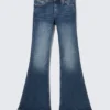 Katsumi Low Rise Slim Flared Leg Jeans – Peak Blue – Mittelblau