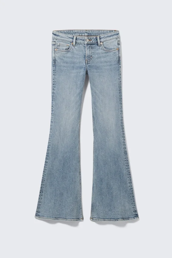 Katsumi Low-Waist-Jeans mit ausgestelltem Bein – Fresh Blue Katsumi Low-Waist-Jeans mit ausgestelltem Bein – Fresh Blue
