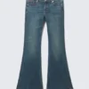 Katsumi Verzierte Low-Rise-Jeans mit schmalem, ausgestelltem Bein – Verziert Blau – Dunkelblau