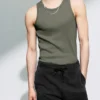 Klassisches geripptes Tanktop – Hellstaubiges Khaki-Grün Klassisches geripptes Tanktop – Hellstaubiges Khaki-Grün