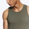 Klassisches geripptes Tanktop – Hellstaubiges Khaki-Grün Klassisches geripptes Tanktop – Hellstaubiges Khaki-Grün