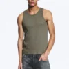 Klassisches geripptes Tanktop – Hellstaubiges Khaki-Grün Klassisches geripptes Tanktop – Hellstaubiges Khaki-Grün