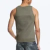 Klassisches geripptes Tanktop – Hellstaubiges Khaki-Grün Klassisches geripptes Tanktop – Hellstaubiges Khaki-Grün