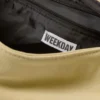 Kleine, locker sitzende Schultertasche mit Verschluss – Hellgelb Kleine, locker sitzende Schultertasche mit Verschluss – Hellgelb