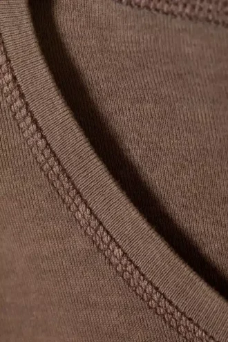 Kürzliches bedrucktes T-Shirt aus geripptem Baumwollstoff – gewaschen, dunkelbraun