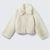 Kunstfell-Reißverschlussjacke – Off-White Kunstfell-Reißverschlussjacke – Off-White