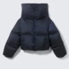Kurze Daunenjacke mit hohem Kragen – Dunkelblau Kurze Daunenjacke mit hohem Kragen – Dunkelblau