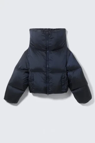 Kurze Daunenjacke mit hohem Kragen – Dunkelblau Kurze Daunenjacke mit hohem Kragen – Dunkelblau