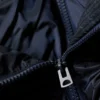 Kurze Daunenjacke mit hohem Kragen – Dunkelblau Kurze Daunenjacke mit hohem Kragen – Dunkelblau