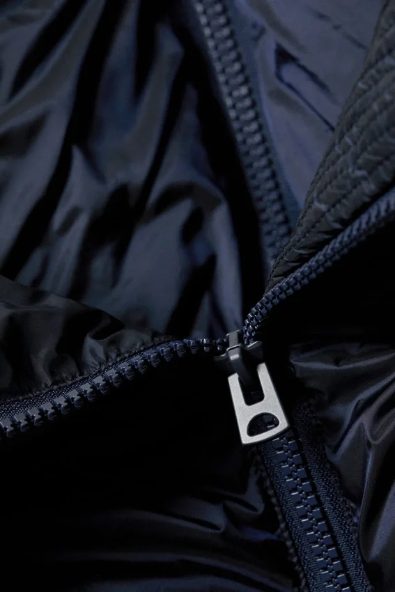 Kurze Daunenjacke mit hohem Kragen – Dunkelblau Kurze Daunenjacke mit hohem Kragen – Dunkelblau
