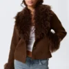 Kurze Jacke mit Kunstfellbesatz – Dunkelbraun Kurze Jacke mit Kunstfellbesatz – Dunkelbraun